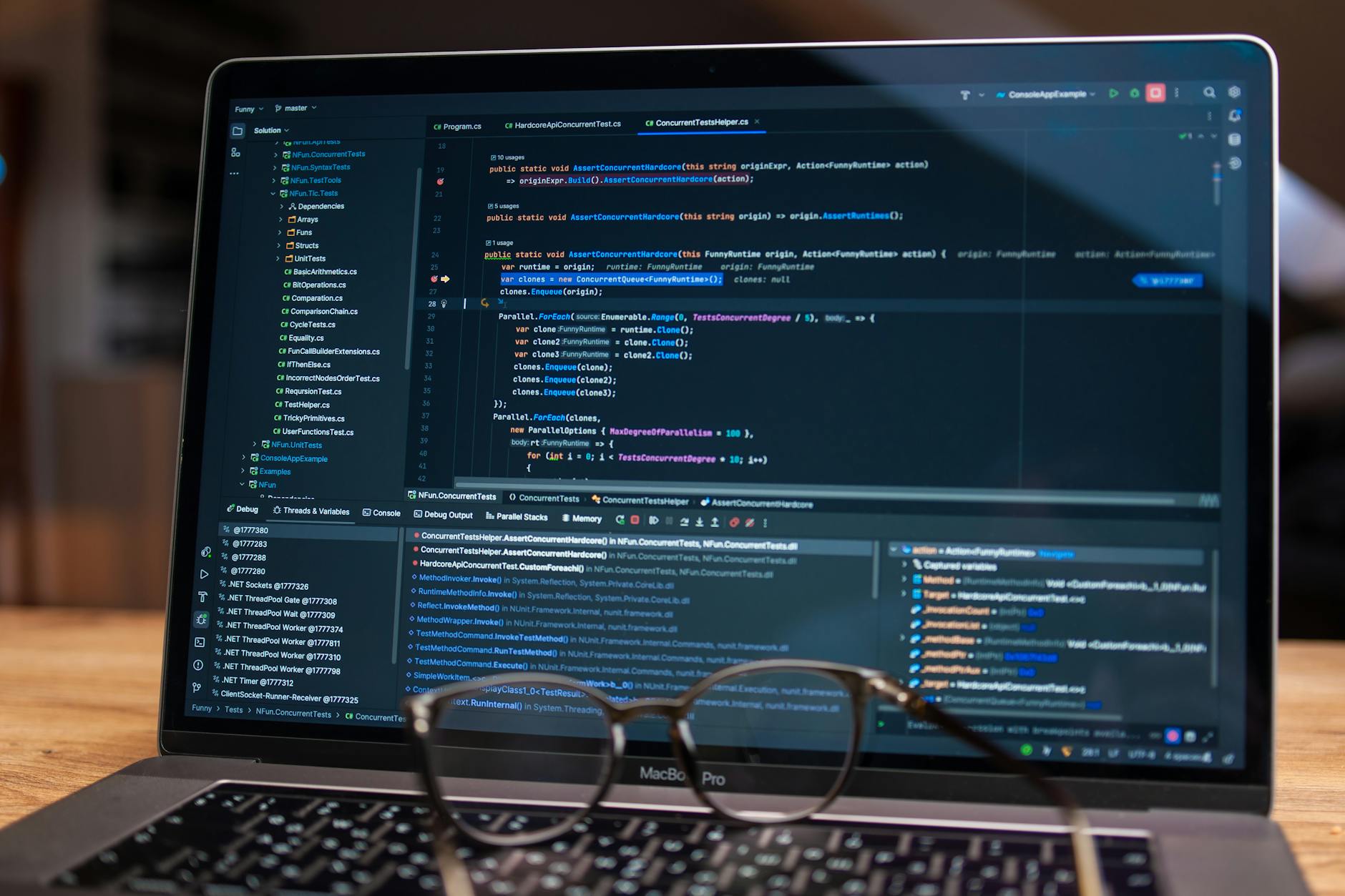 Ekran laptopa z kodem w debuggerze podczas pracy nad oprogramowaniem