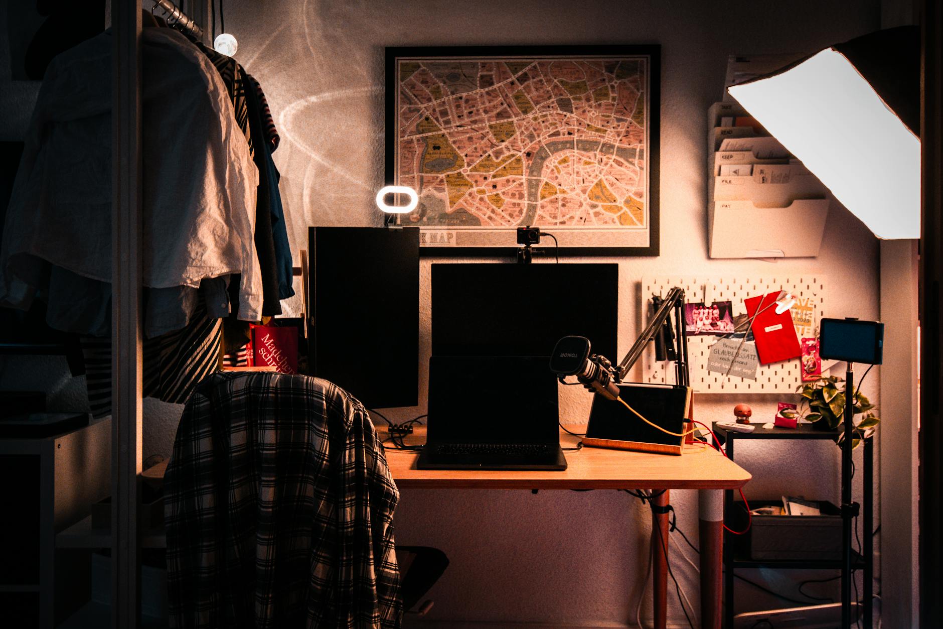 Przytulne biurko domowe z dwoma monitorami i mapą na ścianie