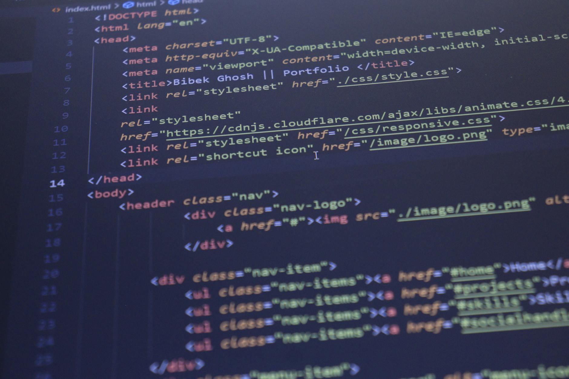 Zbliżenie ekranu komputera z kolorowym kodem HTML i CSS