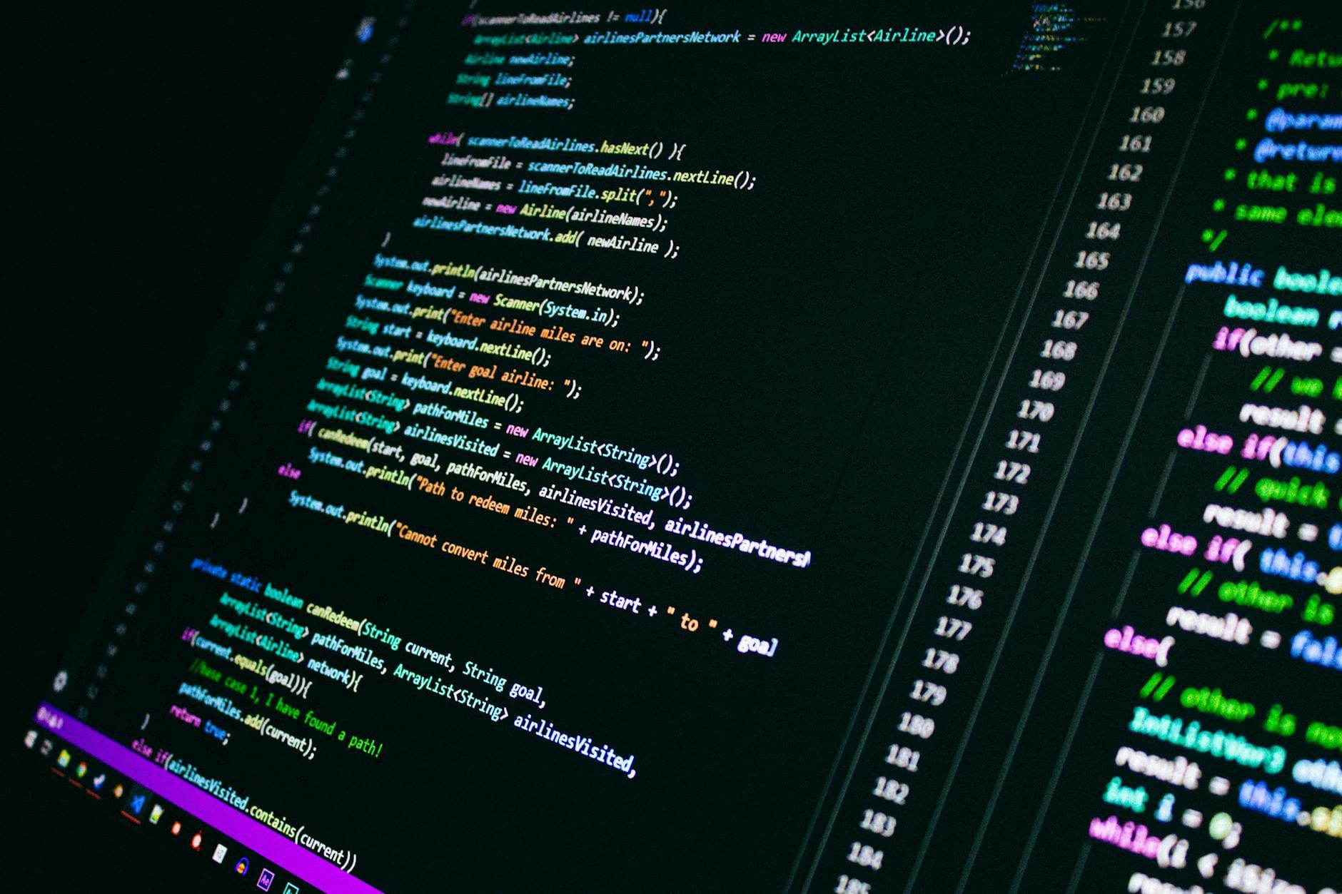 Zbliżenie kolorowego kodu programistycznego na ekranie monitora