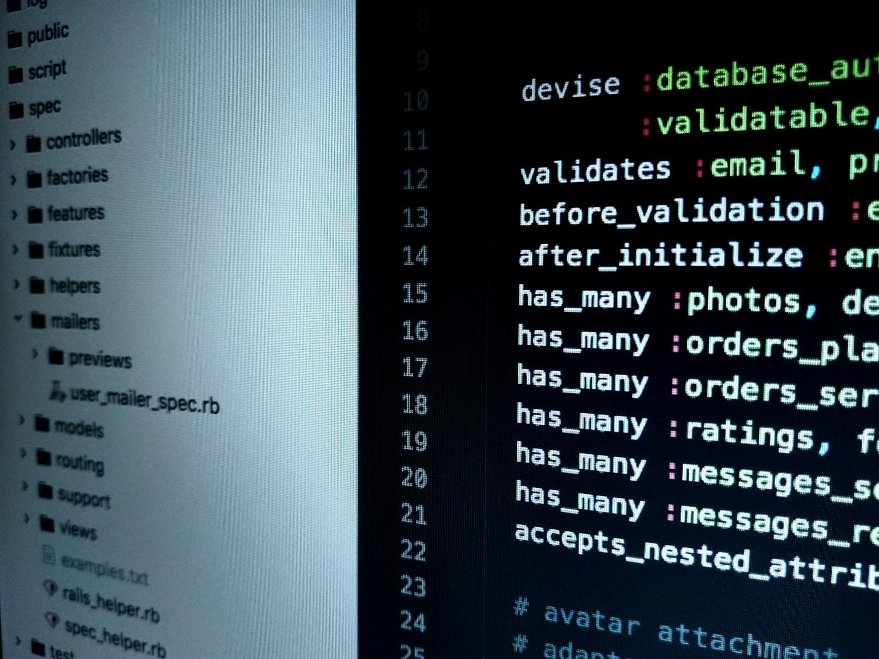 Zbliżenie na kod Ruby on Rails na ekranie monitora