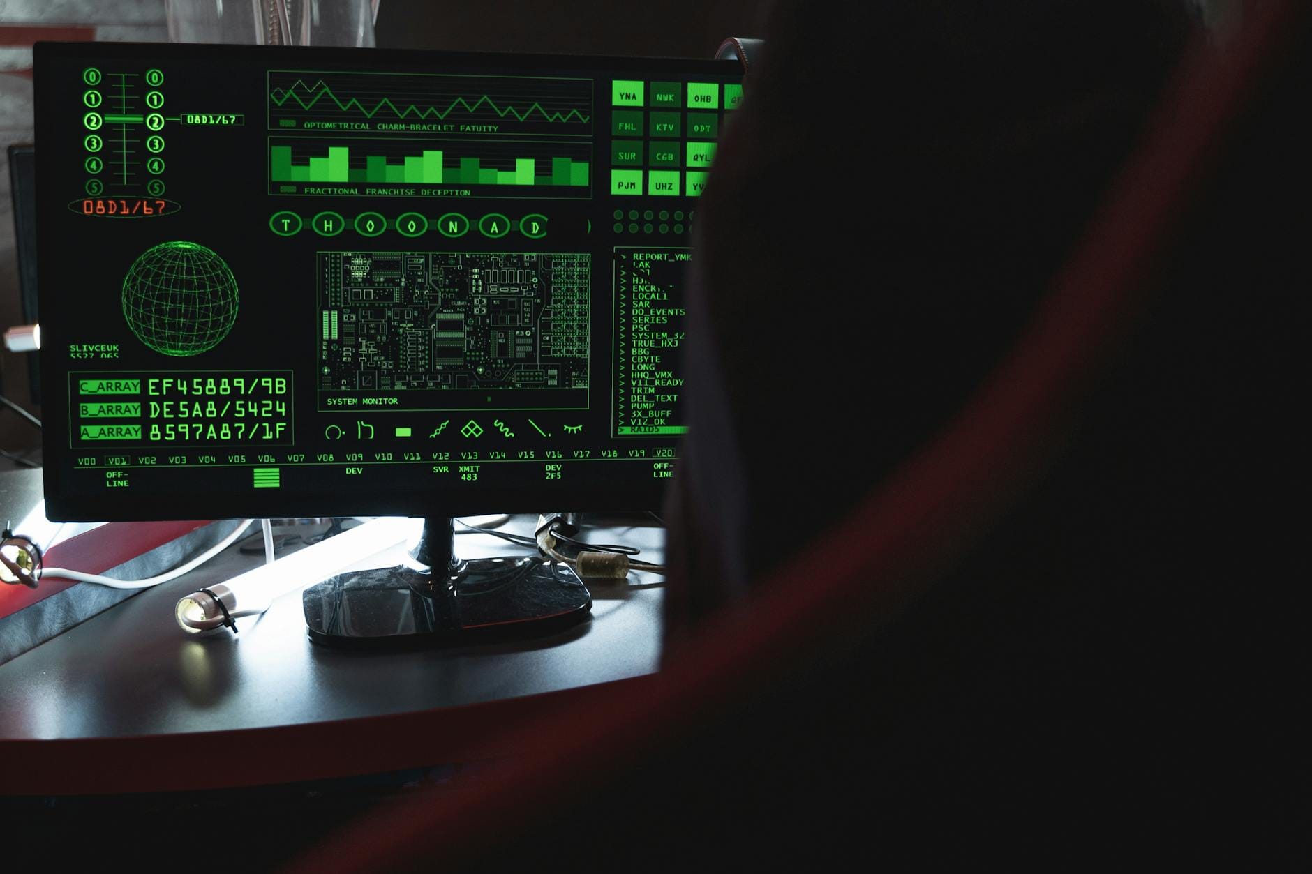 Monitor z zielonym kodem symbolizującym cyberbezpieczeństwo i ataki w sieci