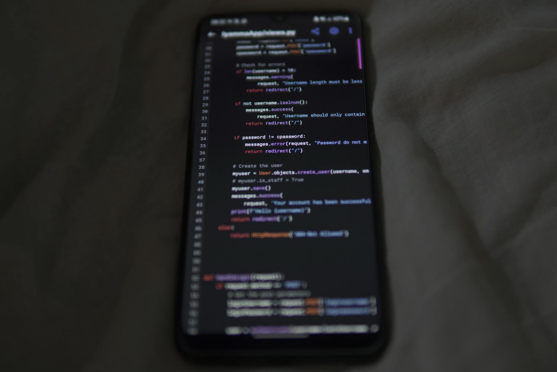 Smartfon z kodem Pythona symbolizujący nowoczesną karierę w IT