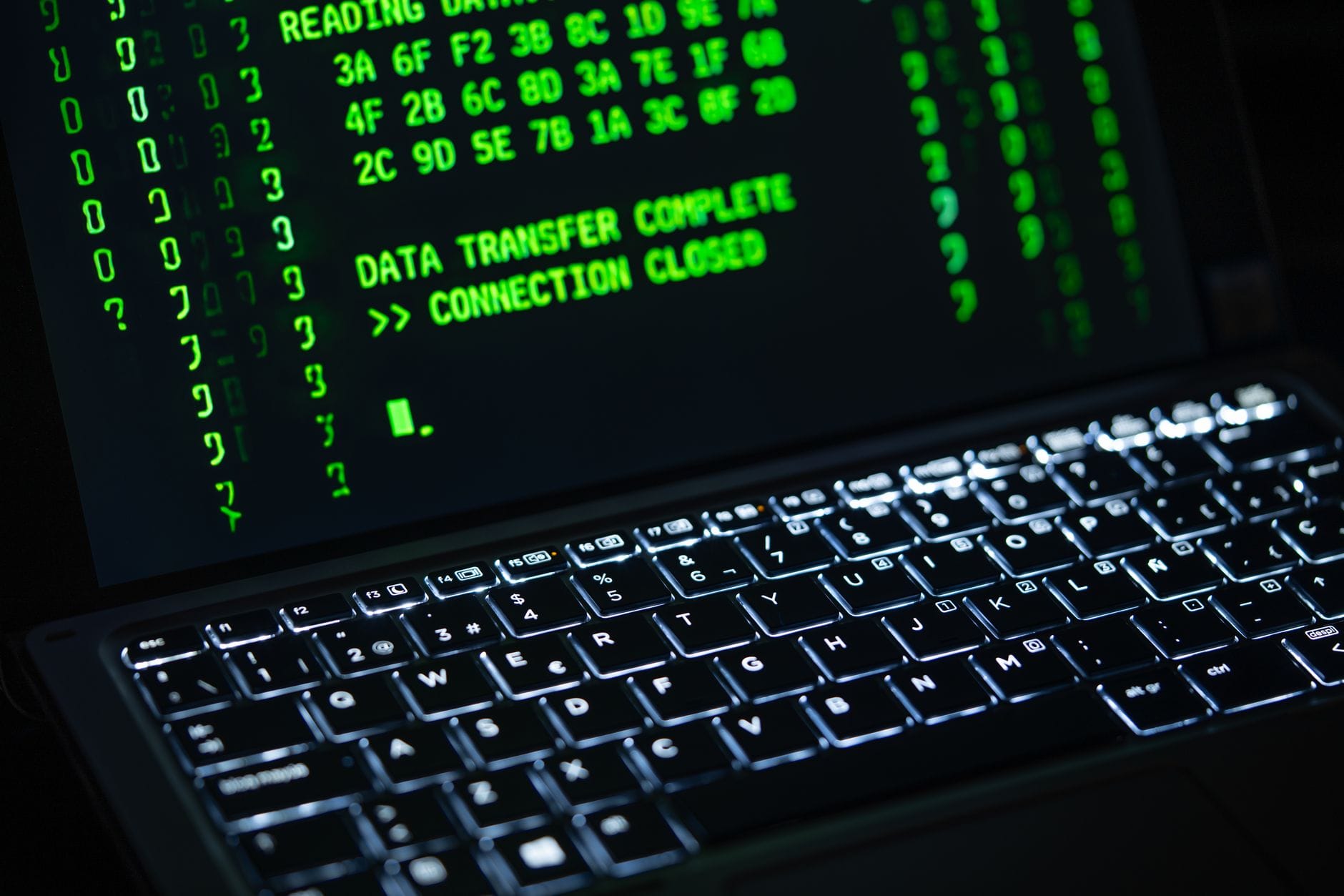 Zbliżenie ekranu laptopa z zielonym kodem związane z bezpieczeństwem danych