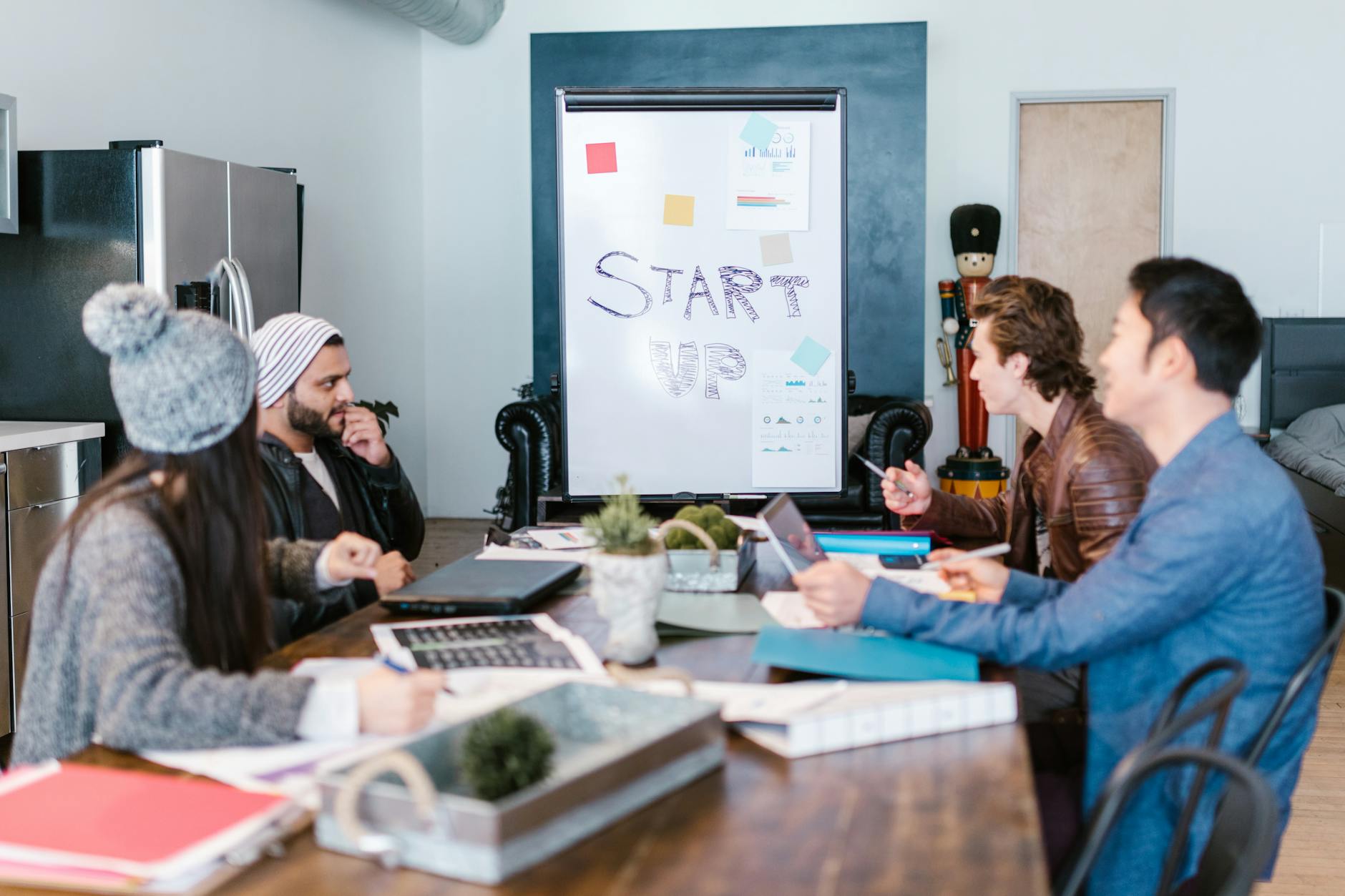 Zespół w startupowym biurze wspólnie planuje projekt technologiczny