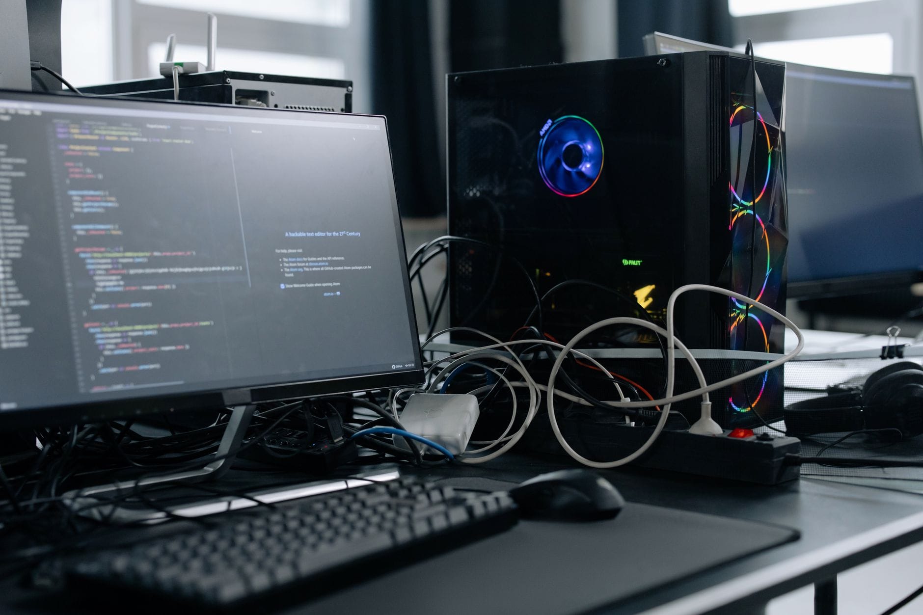Biurko z monitorem z kodem i jednostką PC w nowoczesnym zestawie Linux