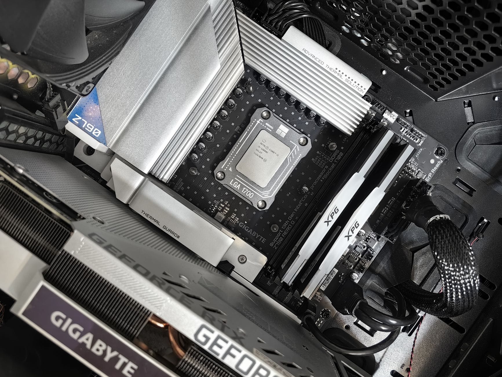 Wnętrze wydajnego komputera z płytą główną Gigabyte dla Linux Wnętrze wydajnego komputera z płytą główną Gigabyte dla Linux